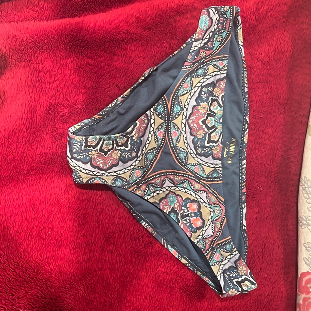 Worn wants Johnny Was swimsuit. bottom size extra large, great pattern.